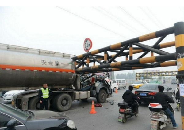 危险品油罐车撞上限高杆,路过的司机被吓出一身冷汗